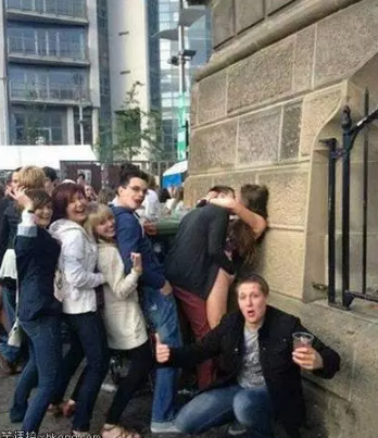 情侣路边亲热，你们凑什么热闹？