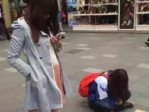 两个都好可怜，我该帮助那个