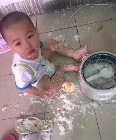 现在的熊孩子 吃个米饭能弄一地