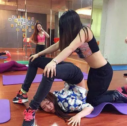 妹子表情好痛苦，如果痛就放弃吧