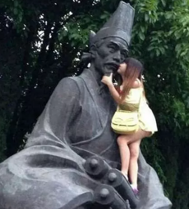 妹子，放开那个雕像，冲我来