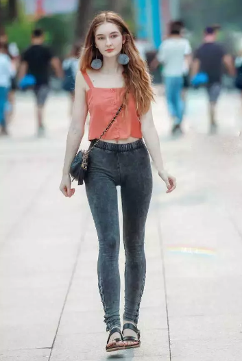 这妹子是不是飘了