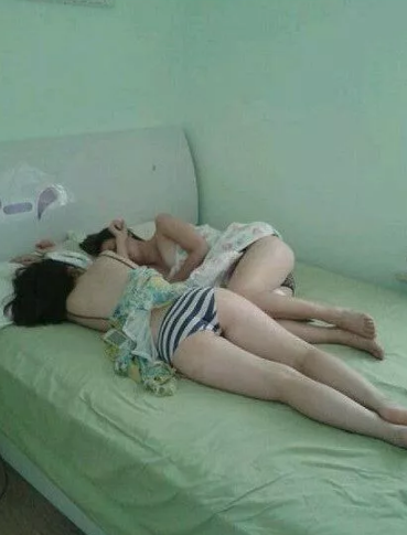 两个妹子应该需要人去盖被子