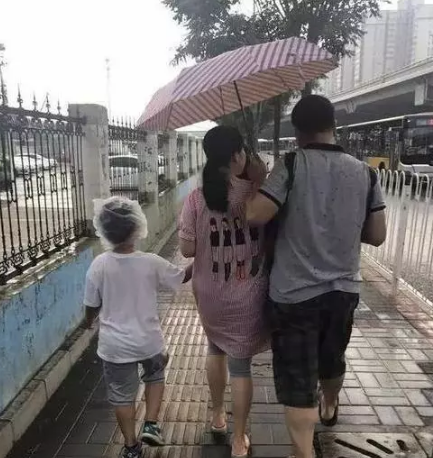 是真爱！不让打伞就算了，别让伞上的水滴身上啊