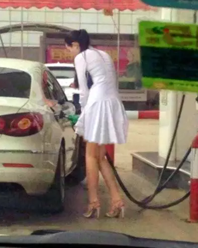 穿高跟鞋开车可不妥