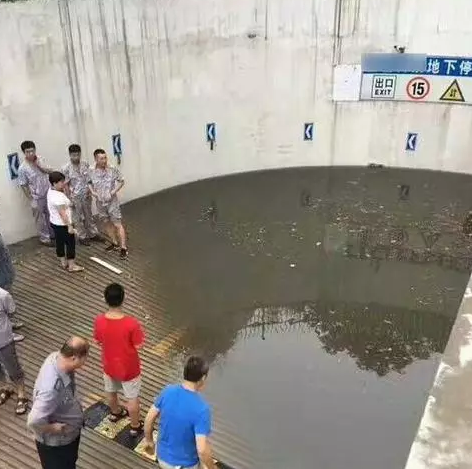 停车场老板这回要破产跑路了吧？