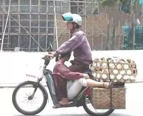 妹子的坐姿很销魂，大哥的反应很激烈！