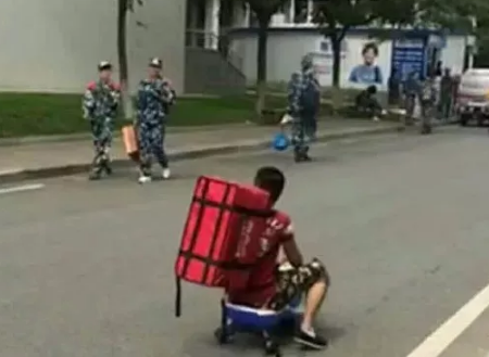 外卖小哥真是拼了