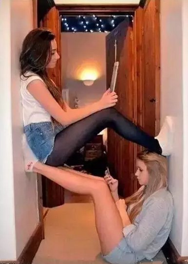 妹子这姿势玩手机，能坚持多久？